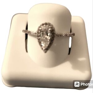 Beautiful Pear shape silver ring size 8